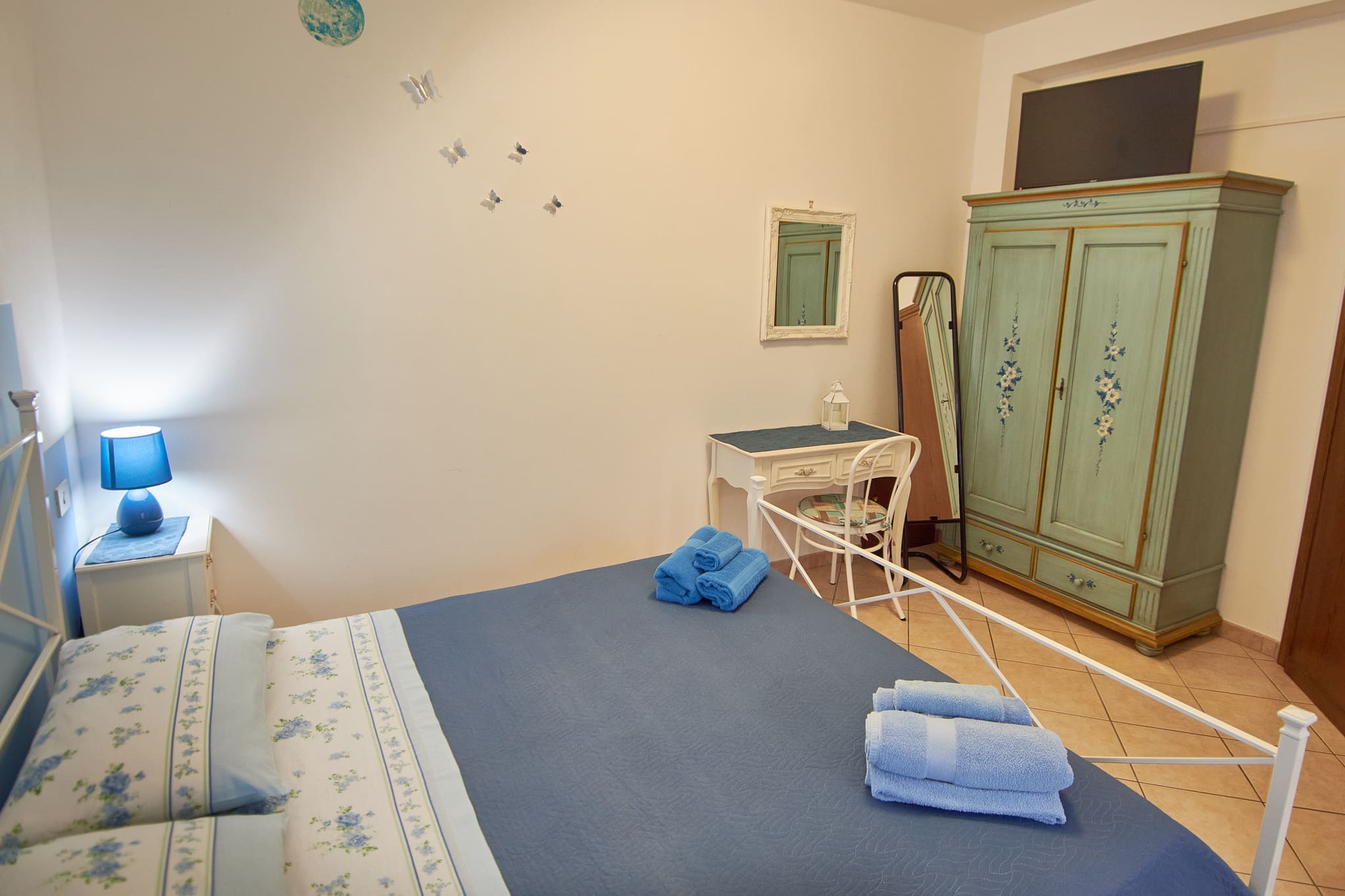 Il Fiordaliso è un appartamento di 30 metri quadrati che può ospitare da 2 a 3 persone. Nell'appartamento è presente una camera da letto con un matrimoniale e un singolo, un bagno privato interno e una cucina attrezzata con piano cottura.